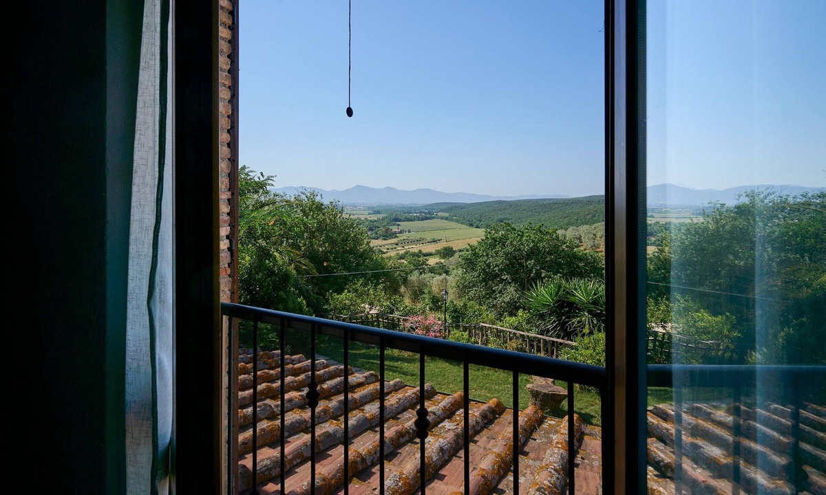 Massa Marittima Apartment | Apartment '2' with Shared Pool and Garden, Wi-Fi, and Air Conditioning