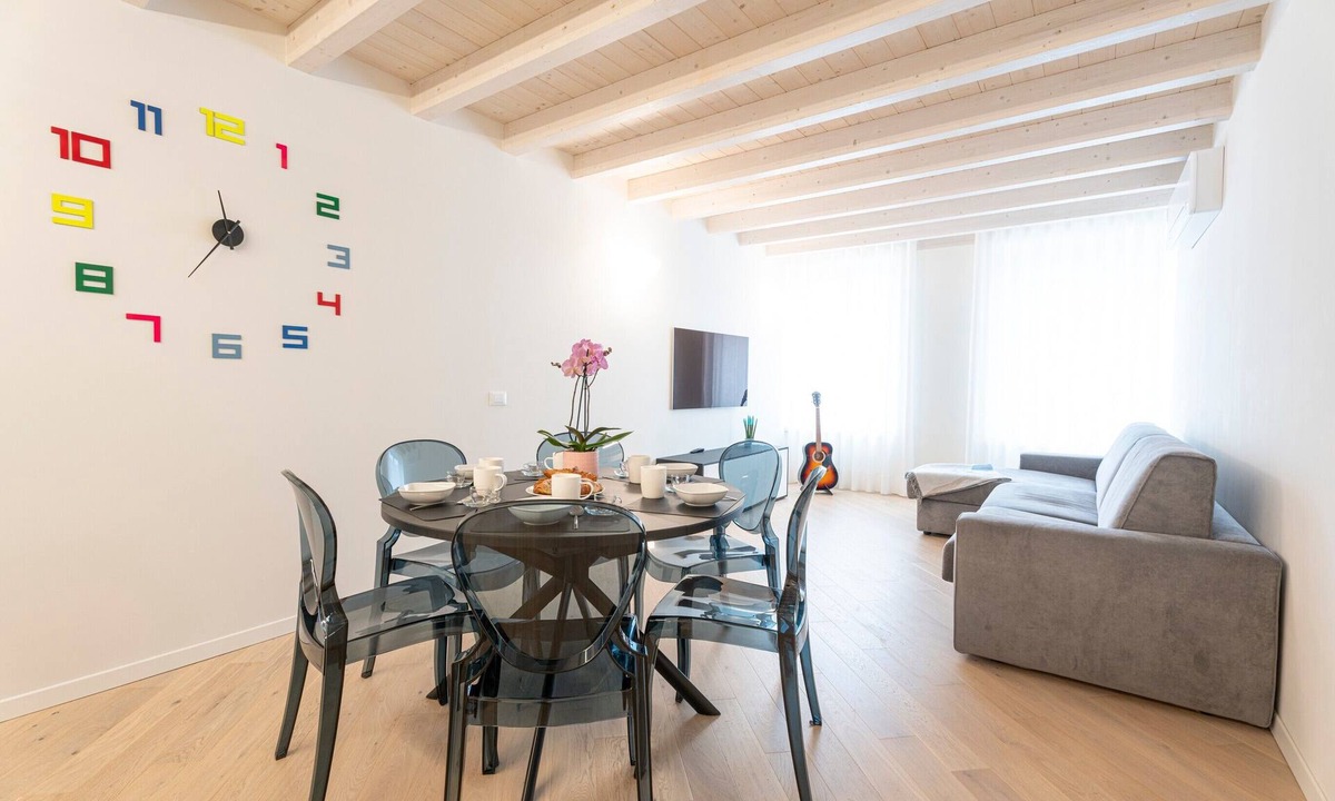 Salo Apartment | Apartment 'Flat 4' with Lake View, Wi-Fi and Air Conditioning