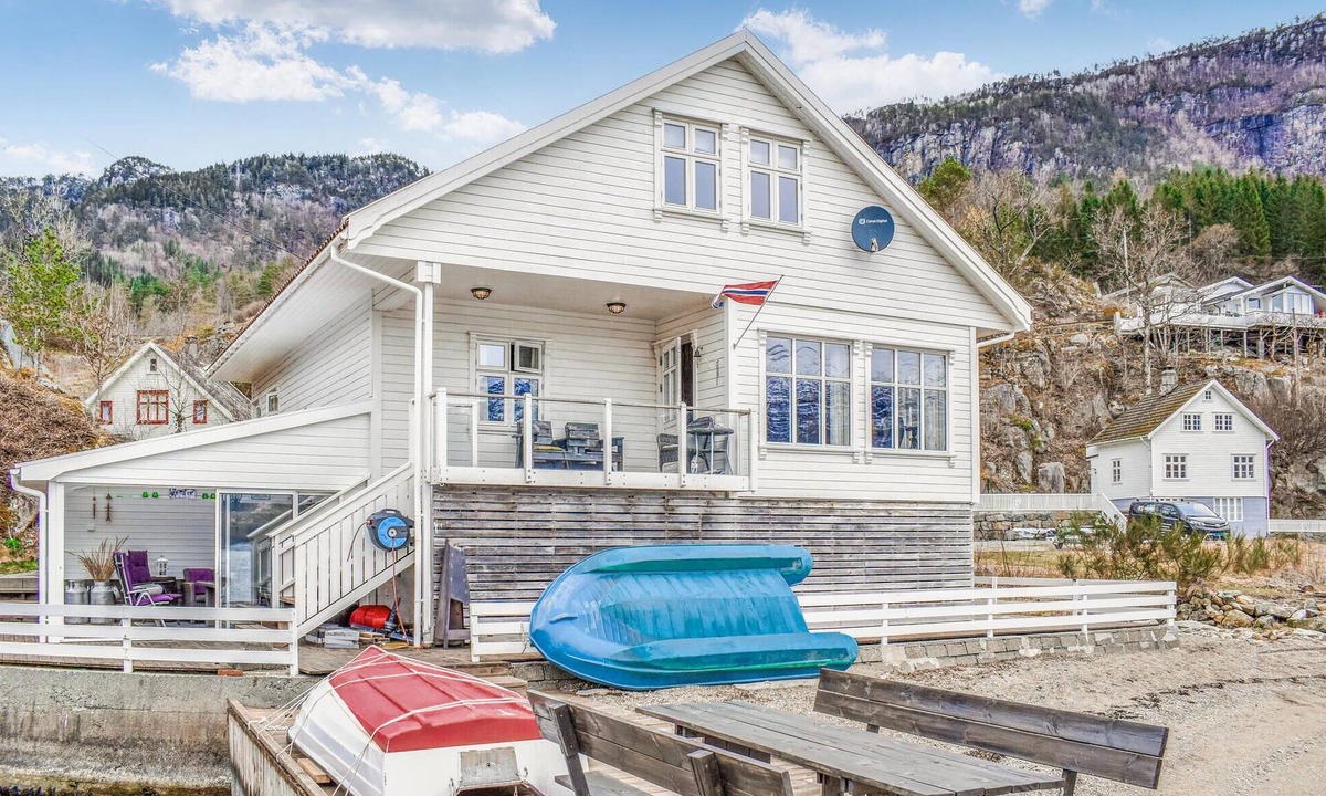 Suldal House | Beach front home in Vanvik with house sea view