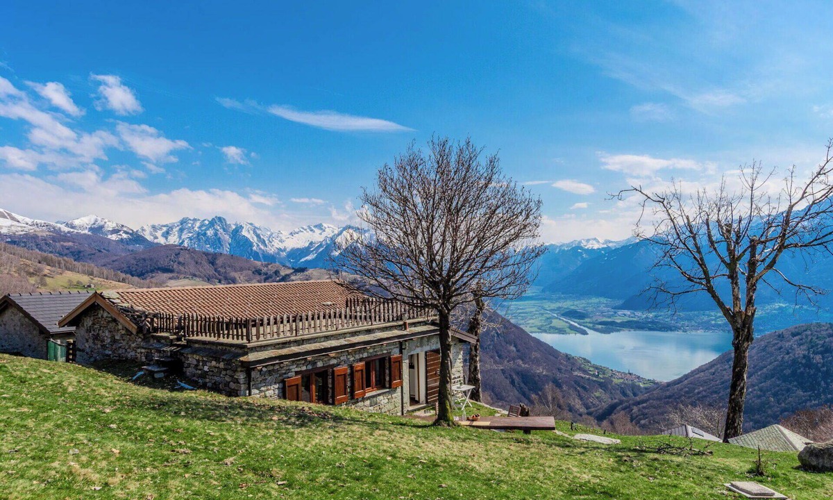 Peglio House | Beautiful private villa for 3 people with patio, pets allowed and panoramic view