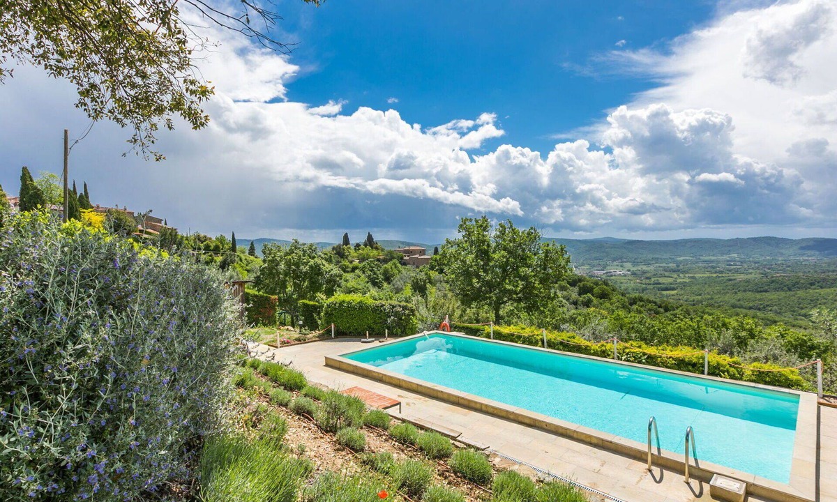 Bucine Villa | Beautiful private villa with private pool, WIFI, TV, patio, pets allowed and panoramic view