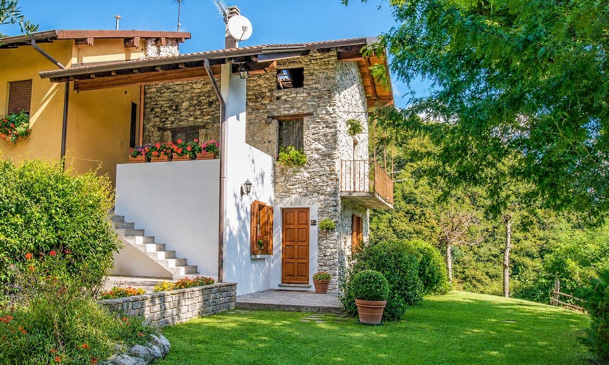 Albonico Apartment | Bel Pace vacation apartment with garden and mountain view