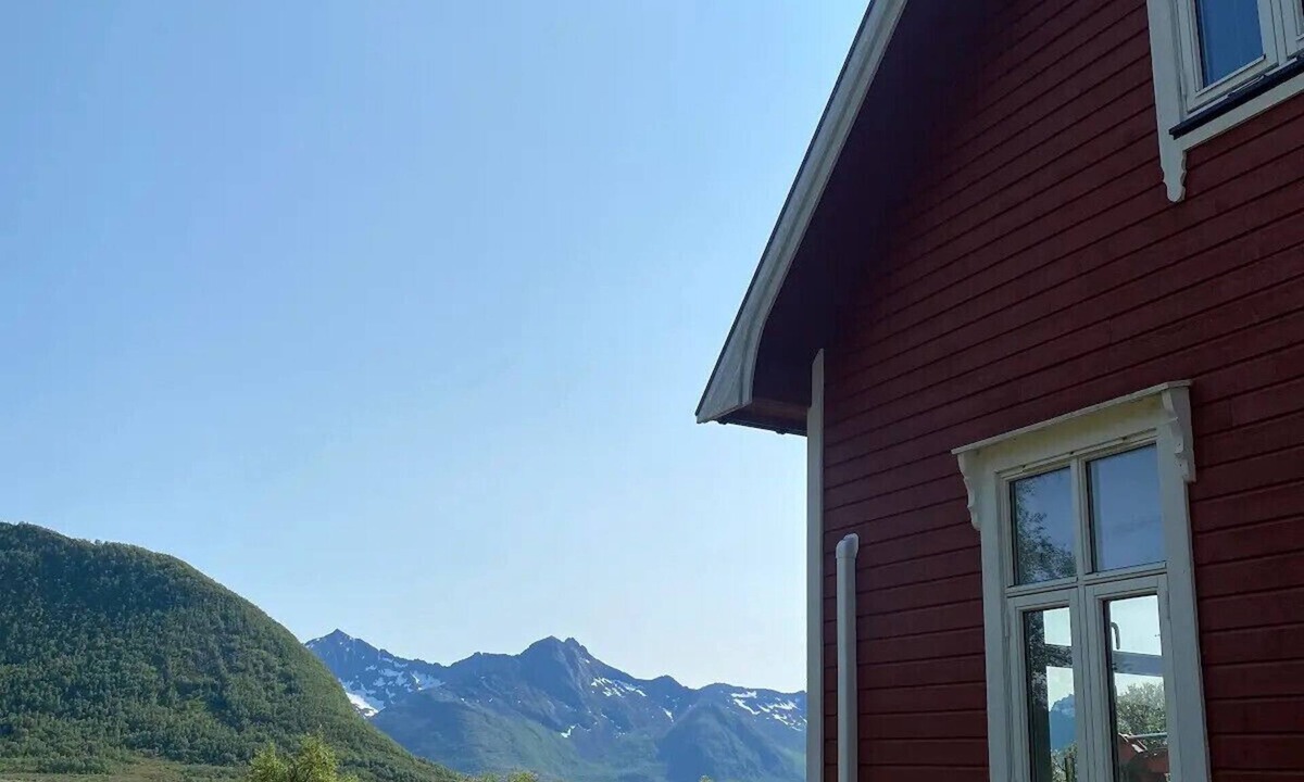 Torsken Cottage | Charming cottage with seaview in Senja