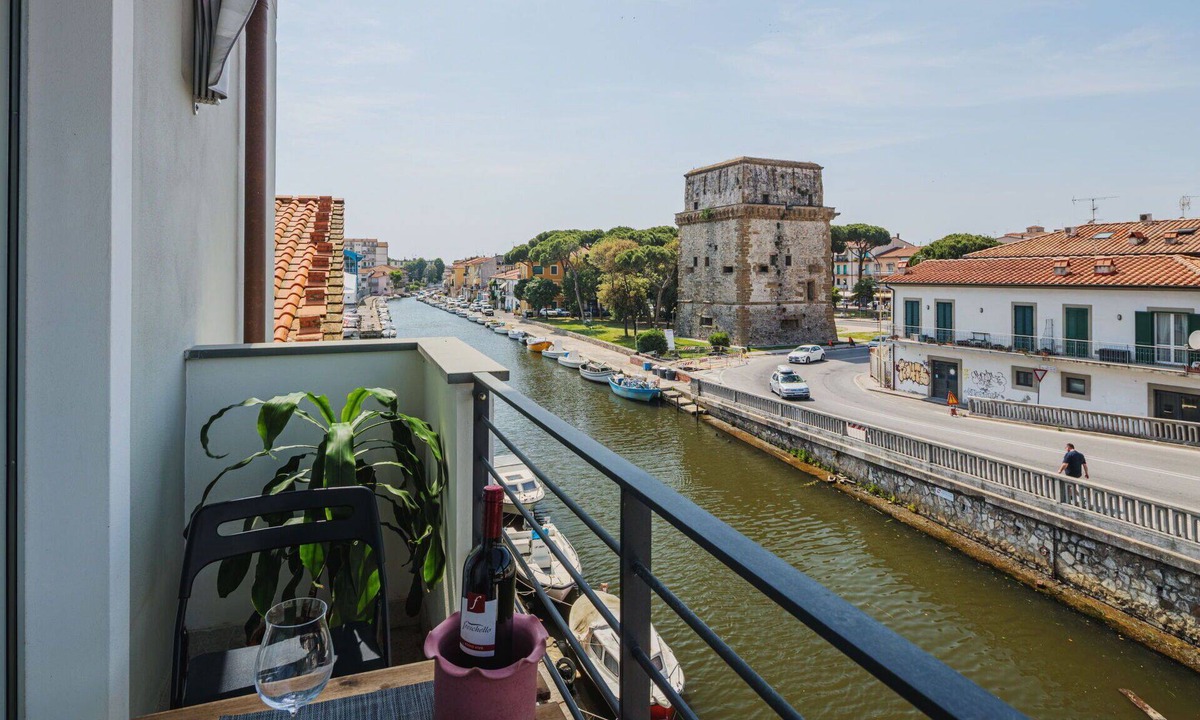 Viareggio Apartment | Cosy apartment for 5 guests with A/C, TV and terrace