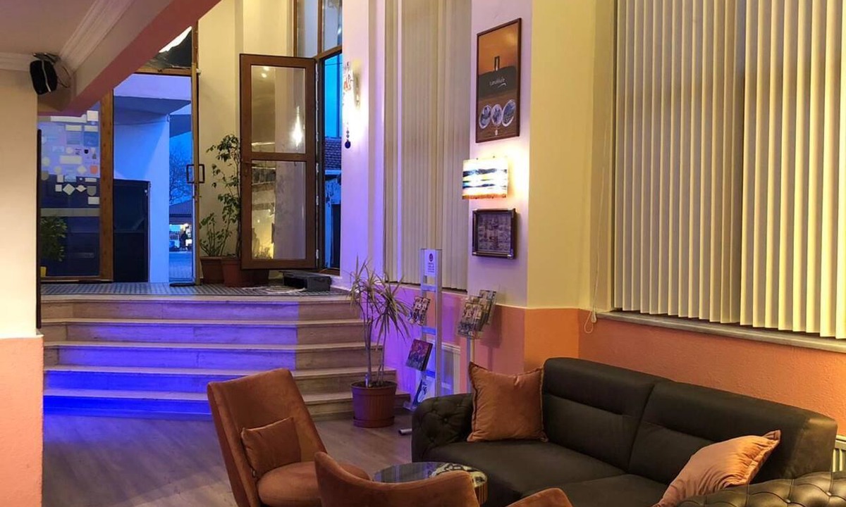 Eceabat Hotel | Crowded House