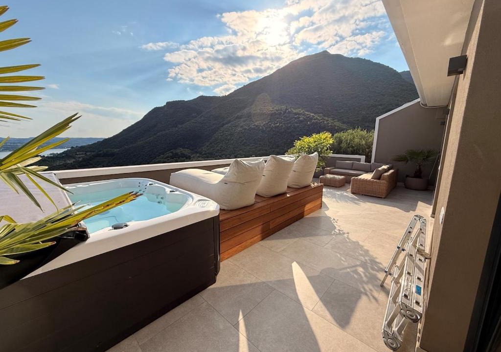Toscolano Maderno Apartment | Deluxe Sky Spa Penthouse & Resort