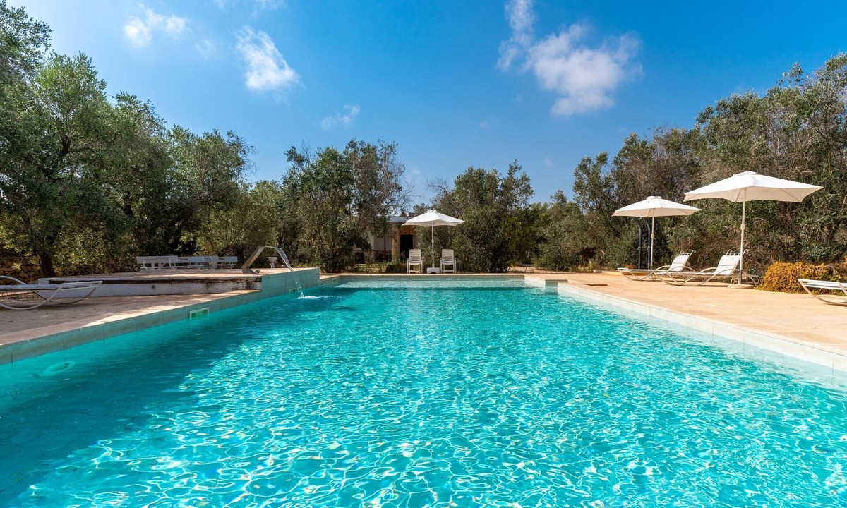 Ugento Apartment | Holiday Apartment "Domus Mea Salento Arazzo Blu" with Shared Pool & Wi-Fi