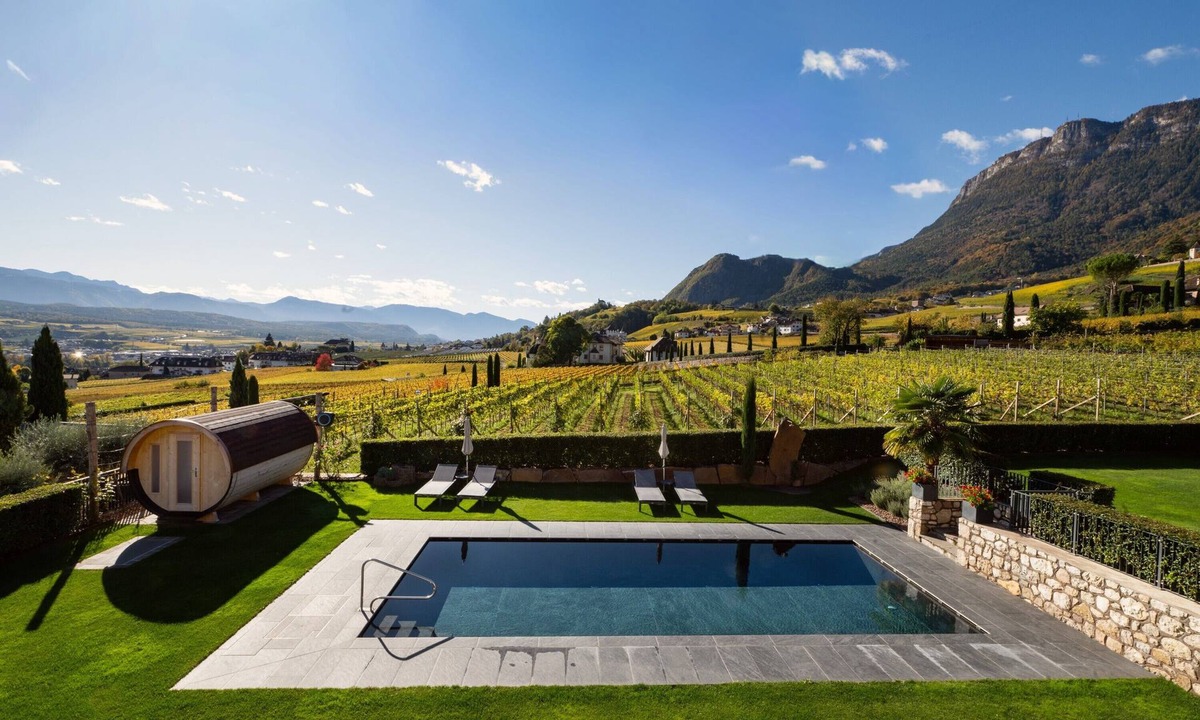 Berg/Monte Apartment | Apartment Weingut Gasshof Heindl with Mountain View, Pool and Sauna