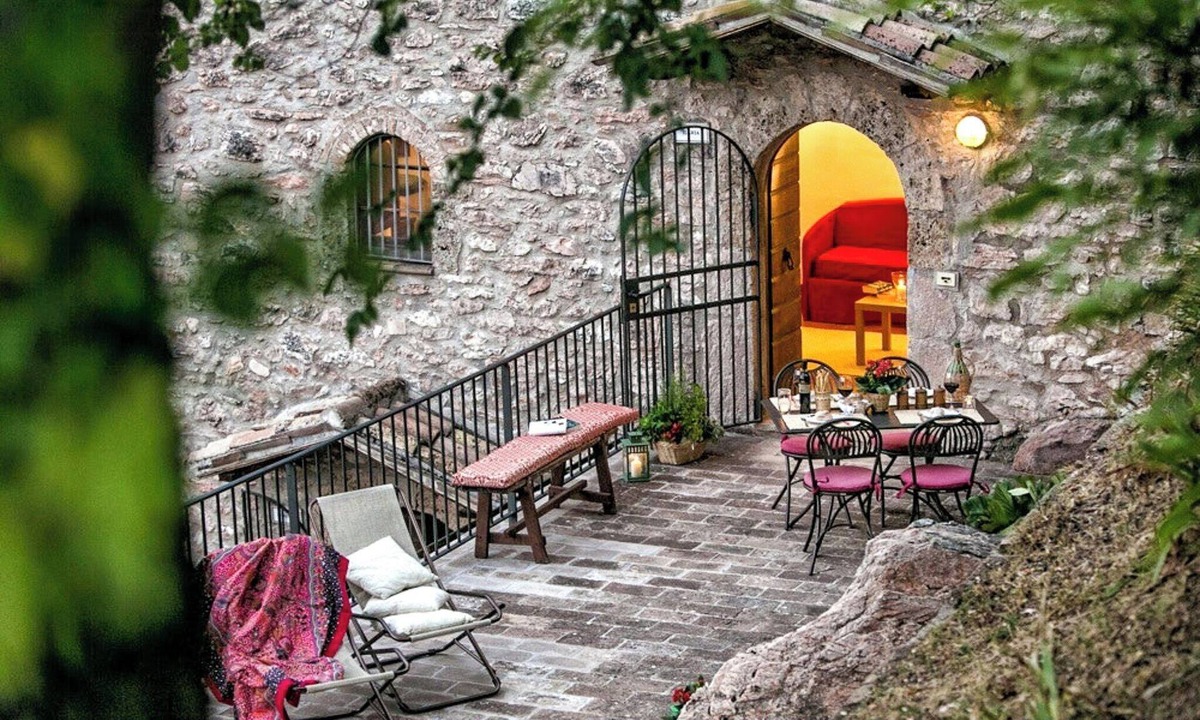 Rasiglia Apartment | Medieval tower with terrace in Rasiglia