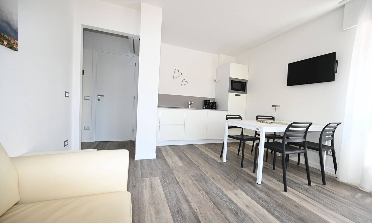 Malcesine Apartment | MODERN APARTMENT GROUND FLOOR AND PARKING SPACE APP WATER