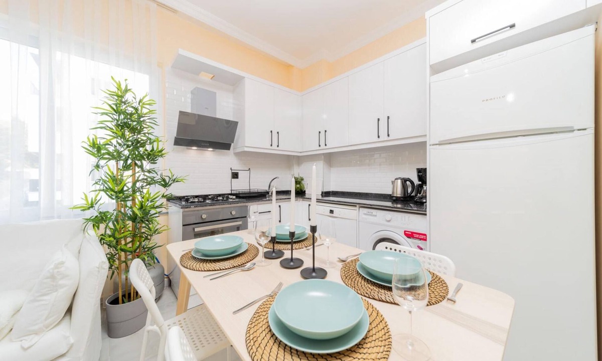 Avsallar Apartment | Modern Flat with Shared Pool and Balcony in Alanya