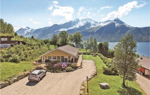 Hundeidvik House | Nice Home In Hundeidvik With House Sea View
