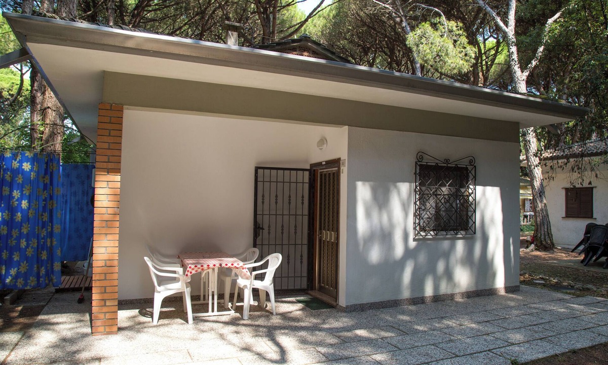 Eraclea Mare House | Pine-front bungalow steps from the beach