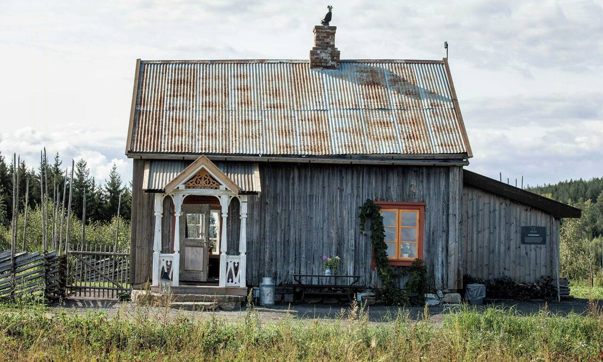 Hamar Municipality House | Restored smallholder's house from 1864 on Helgøya