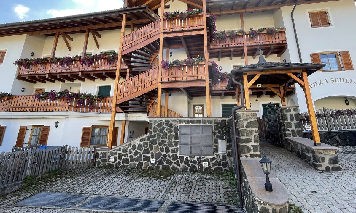 Kastelruth House | SciliarGuestHouse-two-story private parking lot