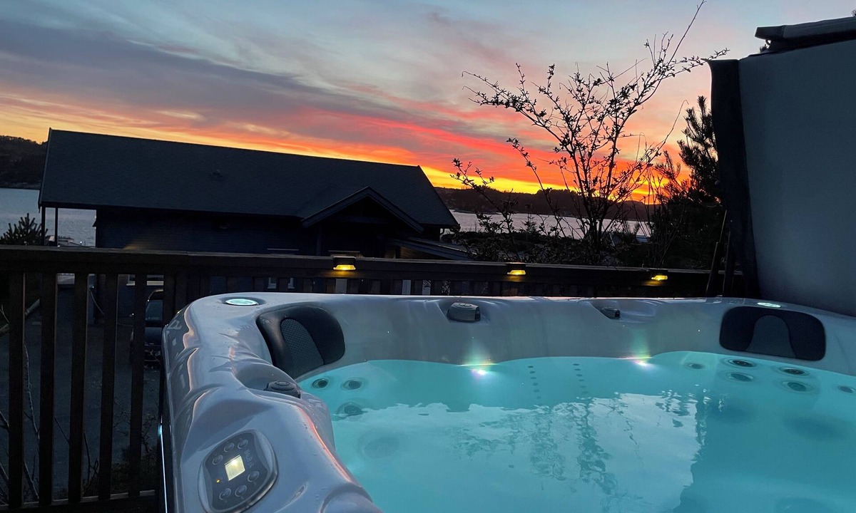 Steinsland Cabin | Spacious seaside cabin with hot tub and sauna – sleeps 11