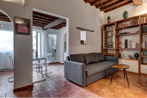 San Lorenzo Apartment | Stufa Apartment by Mamo Florence