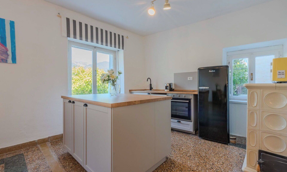 Arco House | Stunning private villa for 8 people with WIFI, TV, patio and pets allowed