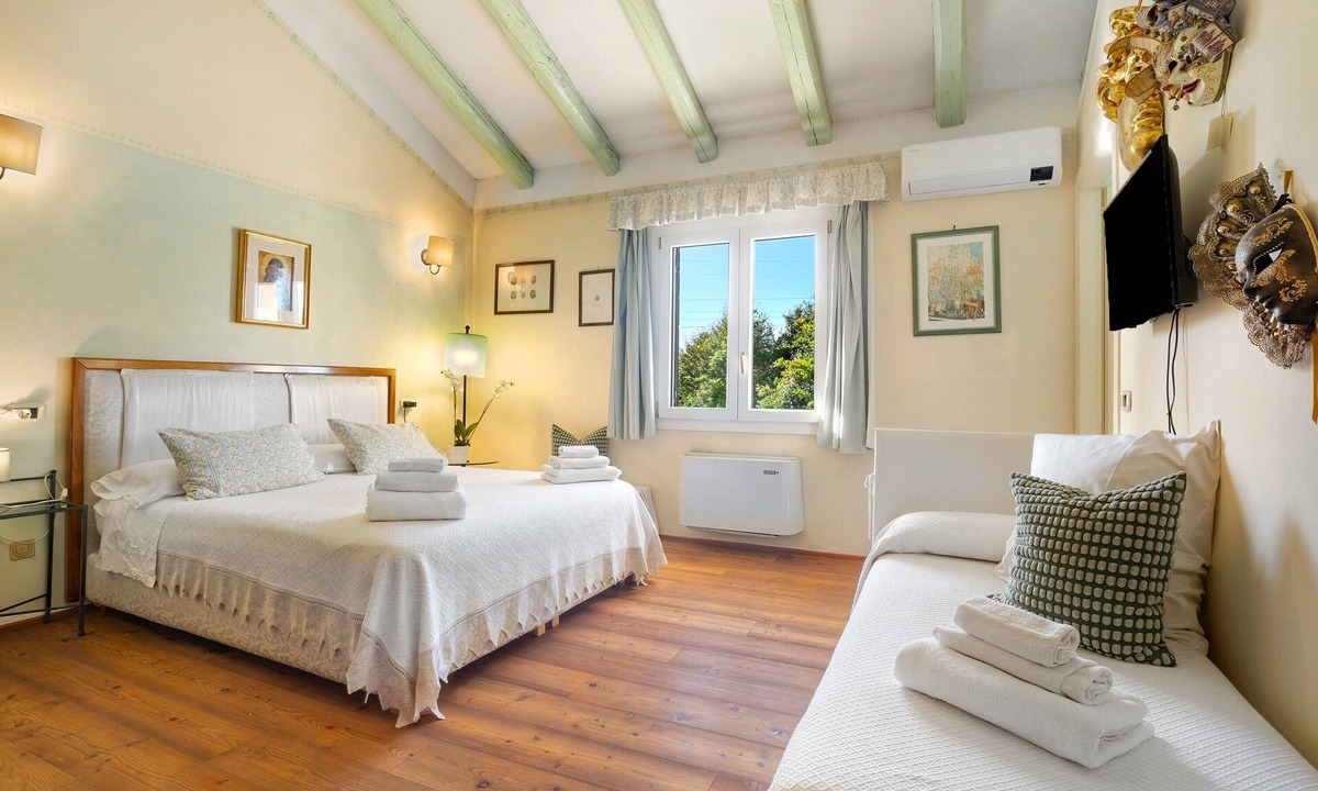 Mirano Apartment | 'Verde' Room with Shared Garden, Wi-Fi and Air Conditioning