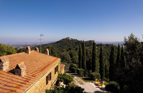 Micciano House | A stone farmhouse from 1850 with a pool for nature lovers