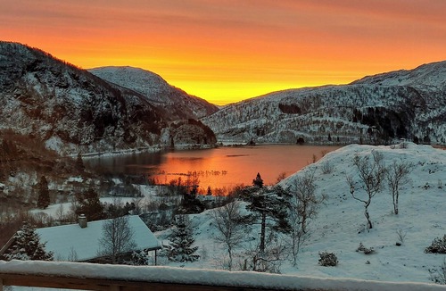 Vaksdal Municipality House | Accessible cabin with views by Lake Bergevann
