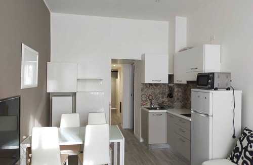 Milan Apartment | Accogliente Miniloft per Gruppi o Famiglie, Animali Domestici Ammessi