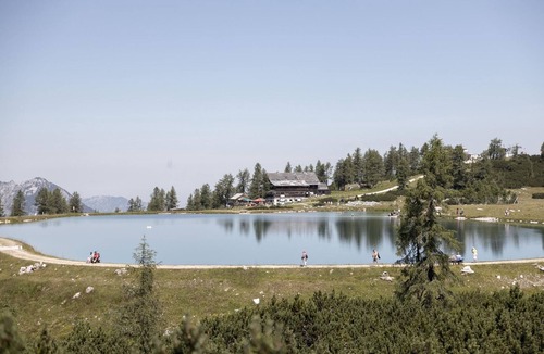 Hinterstoder Apartment | Alpine Retreat with Mountain Views