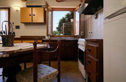 Massa Marittima Apartment | Apartment '2' with Shared Pool and Garden, Wi-Fi, and Air Conditioning