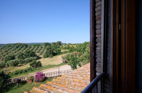 Massa Marittima Apartment | Apartment '2' with Shared Pool and Garden, Wi-Fi, and Air Conditioning