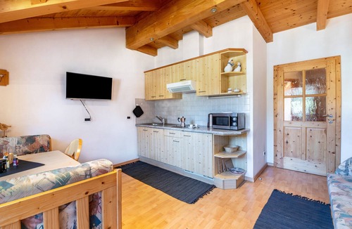 Pedraces Apartment | Apartment '5' with Mountain View, Shared Garden and Wi-Fi