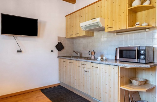Pedraces Apartment | Apartment '5' with Mountain View, Shared Garden and Wi-Fi
