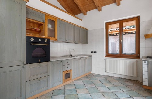Caldes Apartment | Apartment 'Appartamento Red Star' with Mountain View, Shared Garden and Wi-Fi