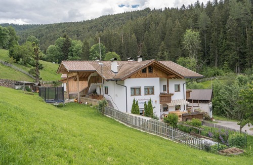 Verano Apartment | Apartment "Boznermüllerhof-Geranie" with Wi-Fi, Balcony and View into Nature