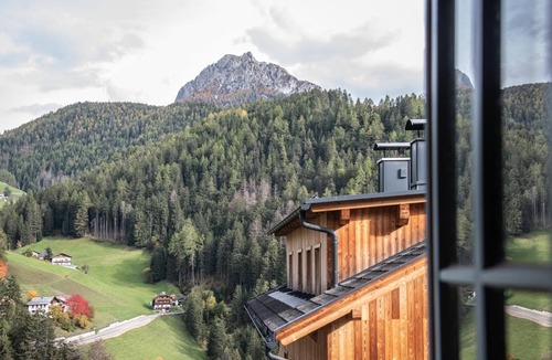 Mareo Apartment | Apartment 'Ciasa Somuer - Stöa' with Mountain View, Private Terrace, and Wi-Fi