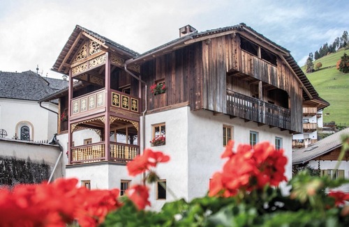 Mareo Apartment | Apartment 'Ciasa Somuer - Stöa' with Mountain View, Private Terrace, and Wi-Fi