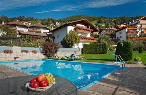 Verdines Apartment | Apartment 'Haus Bernhard B' with Mountain View, Shared Pool and Wi-Fi