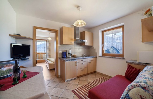 Schenna Apartment | Apartment 'Roath Hof 3' with Mountain View, Shared Garden and Wi-Fi