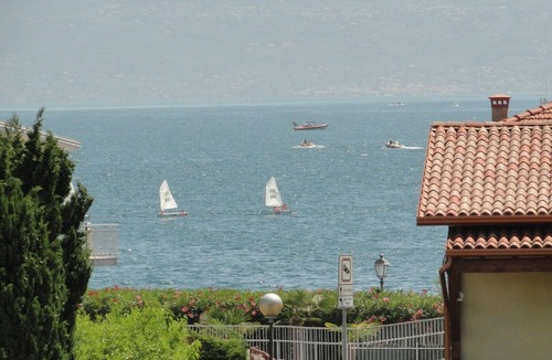 Salo Apartment | Apartment "Villa Donne del Lago Vittoria" with Lake View and Shared Pool
