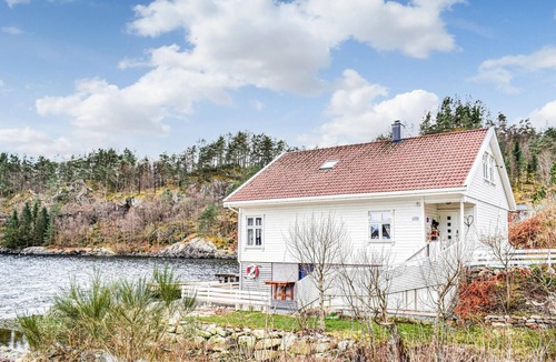 Suldal House | Beach front home in Vanvik with house sea view