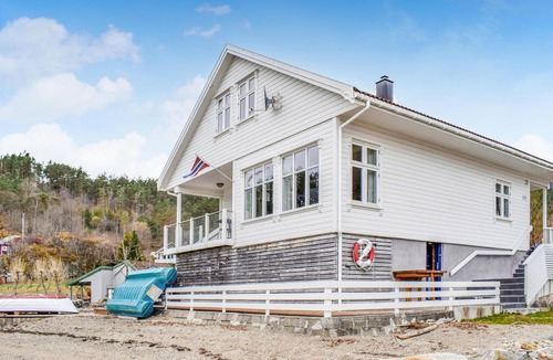 Suldal House | Beach front home in Vanvik with house sea view