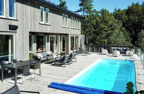 Sogne House | Beach villa with pool and boat dock near Trysnes