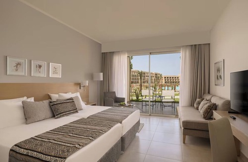 Hurghada Hotel | Beachfront Resort with Swim-Up Rooms, Aqua Park, Spa, Dining & Activities