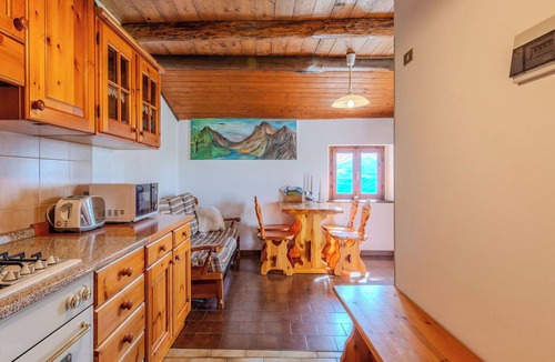 Peglio House | Beautiful private villa for 3 people with patio, pets allowed and panoramic view