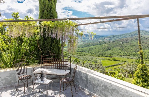 Bucine Villa | Beautiful private villa with private pool, WIFI, TV, patio, pets allowed and panoramic view