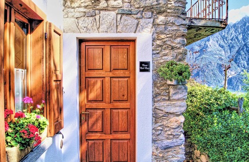 Albonico Apartment | Bel Pace vacation apartment with garden and mountain view