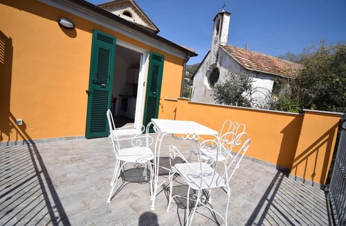 Borganzo House | Casa Luisa - Surrounded by greenery, just steps from the sea