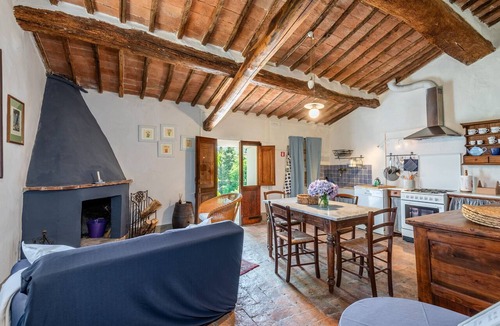 Monteriggioni Apartment | Casa Rufini among the Sienese Hills on the Bichi Borghesi Estate