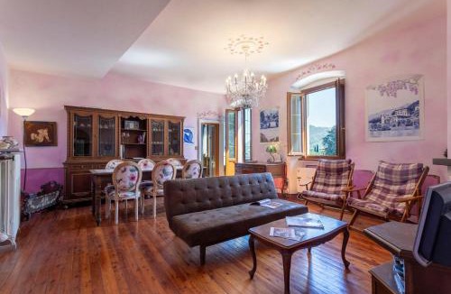 Cadenabbia Apartment | Charming Azalea apartments by Halldis