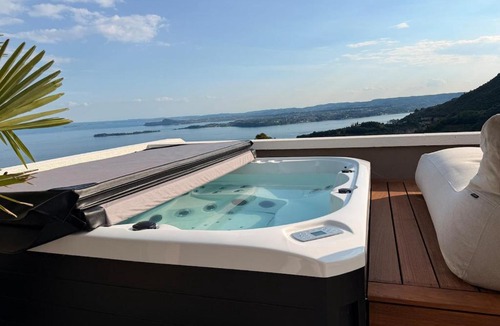 Toscolano Maderno Apartment | Deluxe Sky Spa Penthouse & Resort