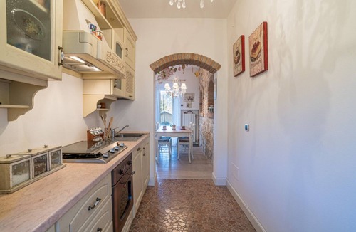 Civenna Apartment | GuestHost - Charming 80 sqm apartment with independent entrance in a large residence surrounded by greenery (steps to access the structure). The accommodation is located on the ground floor of a villa and can host up to 4 people. It offers an enchanting